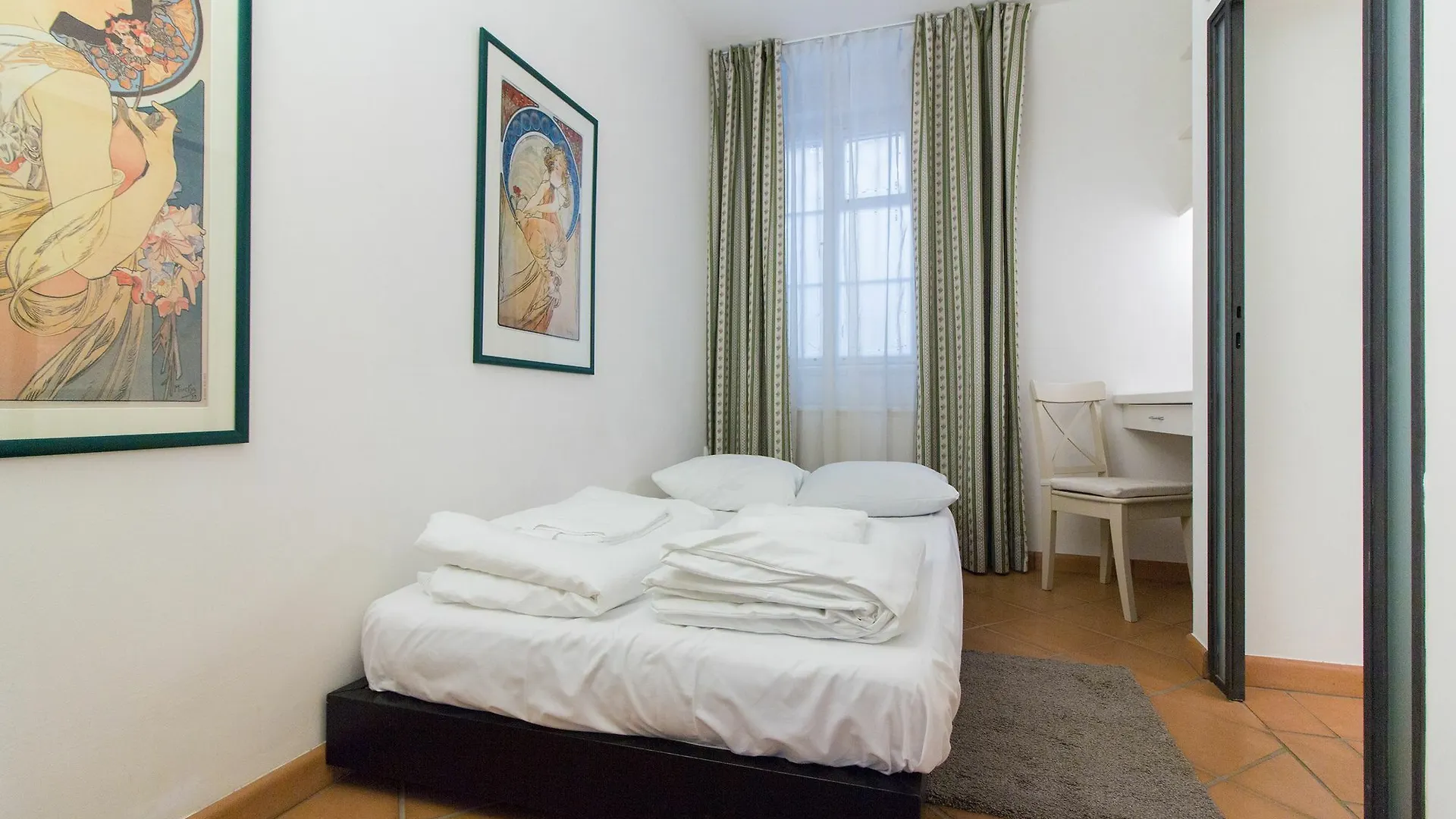 Attic Hroznova - Charles Bridge Apartment Prague