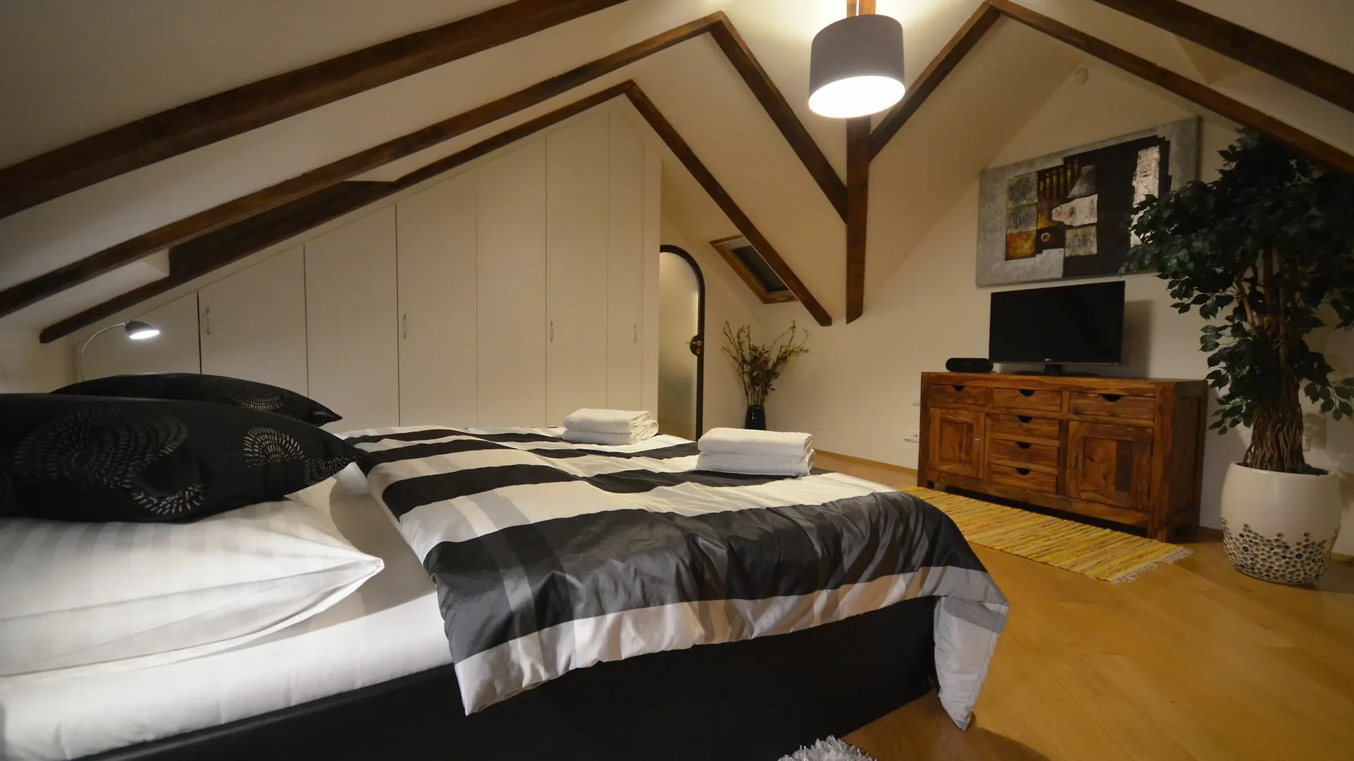 Attic Hroznova - Charles Bridge Apartment Prague