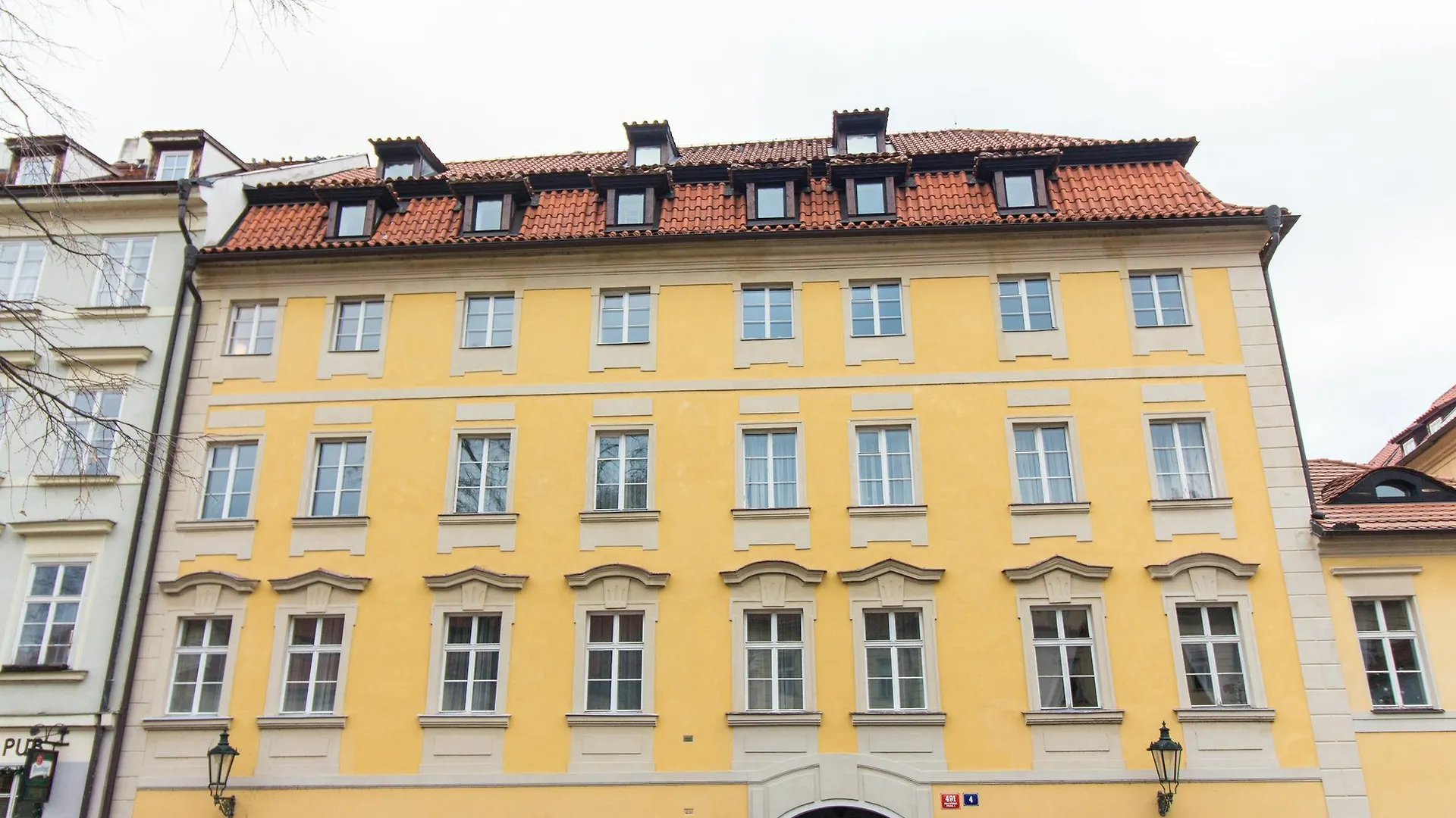 Attic Hroznova - Charles Bridge Apartment Prague