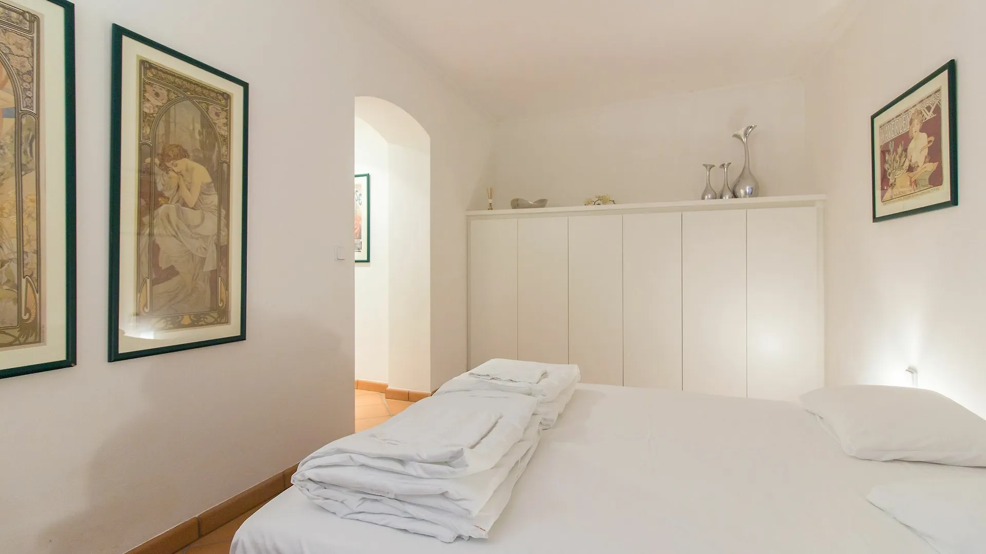 Attic Hroznova - Charles Bridge Apartment Prague