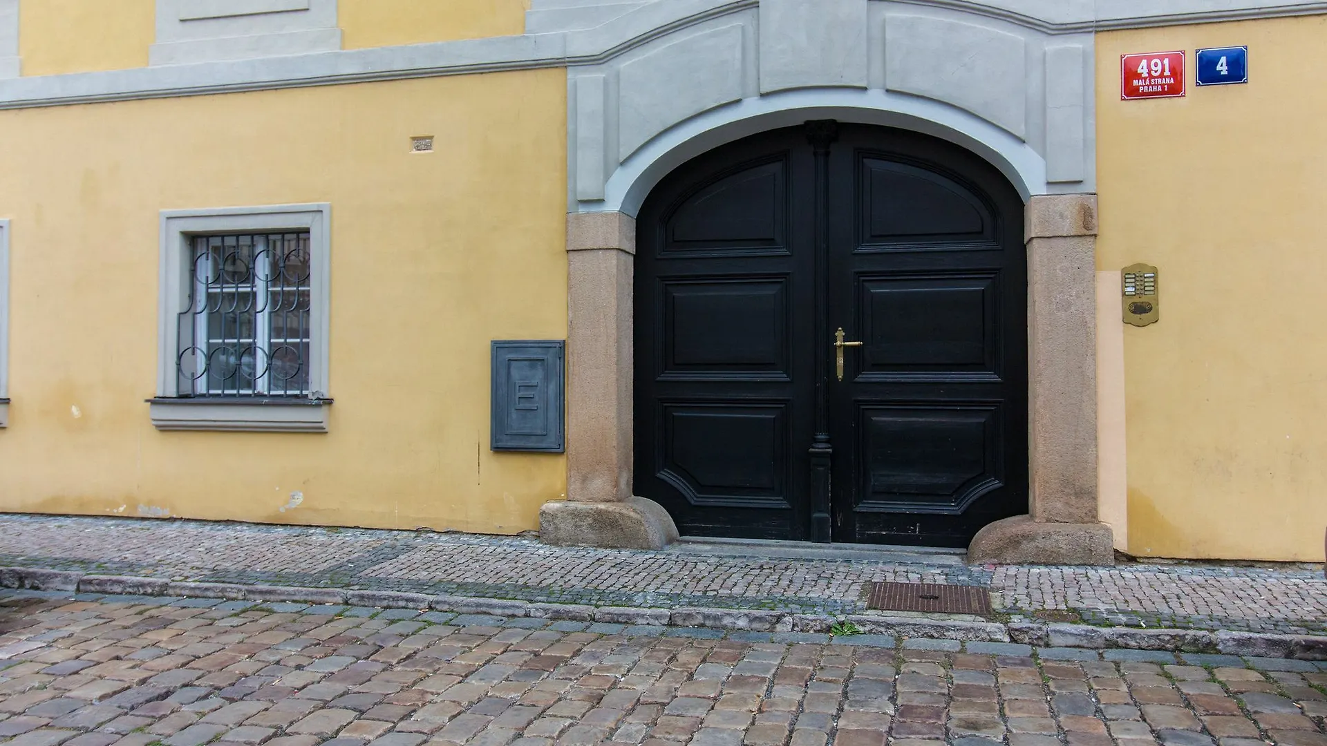 Attic Hroznova - Charles Bridge Apartment Prague