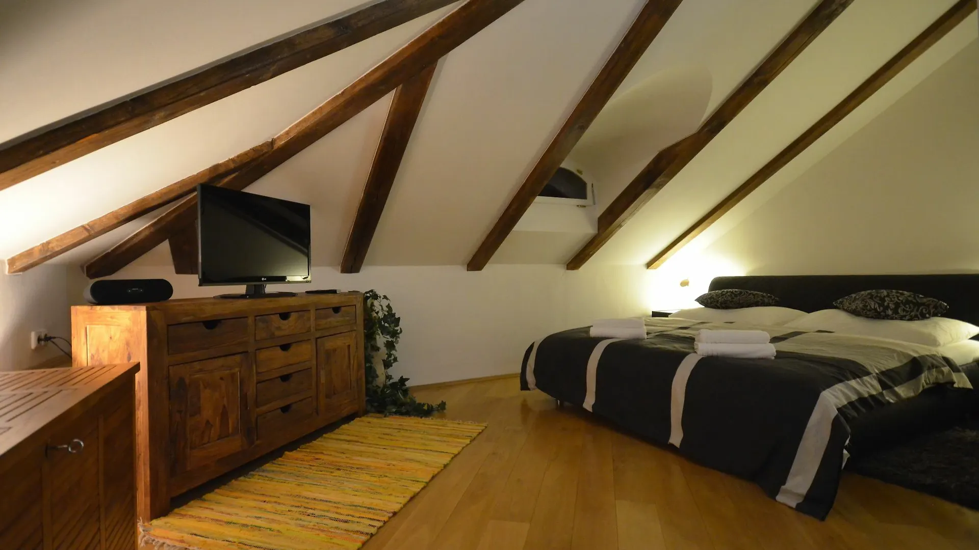 Attic Hroznova - Charles Bridge Apartment Prague