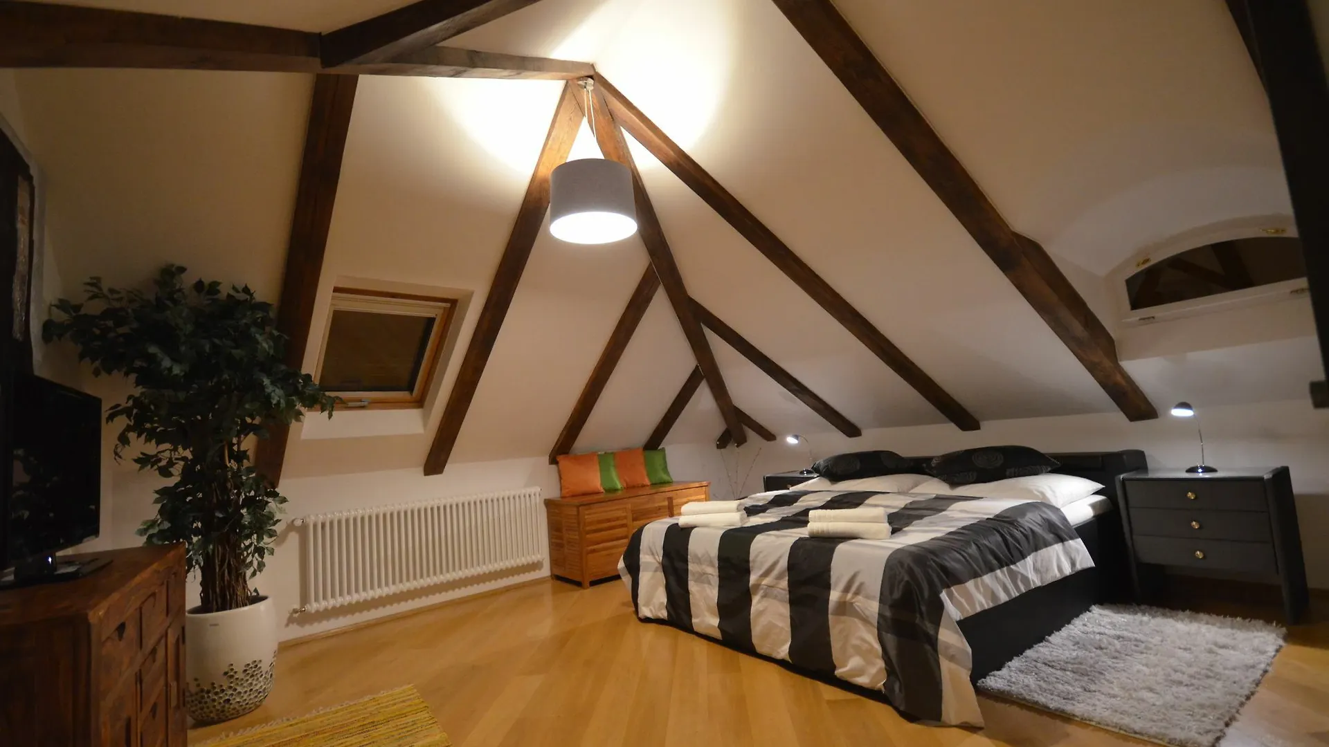 Attic Hroznova - Charles Bridge Apartment Prague